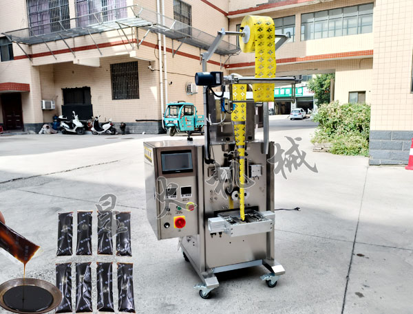 小型液體食品包裝機(jī)實(shí)拍圖