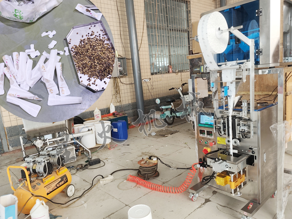 成都立式顆粒食品包裝機實拍圖