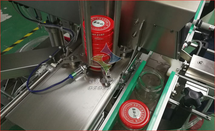 醬料瓶全自動(dòng)真空旋蓋機(jī),玻璃瓶真空旋蓋機(jī)