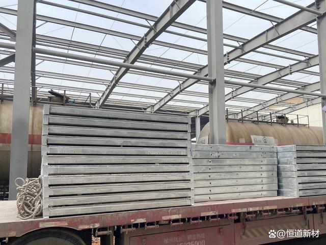 板屋面板是采用鋼骨架復(fù)合預(yù)制的新型裝配式節(jié)能建筑構(gòu)件,具有輕質(zhì)