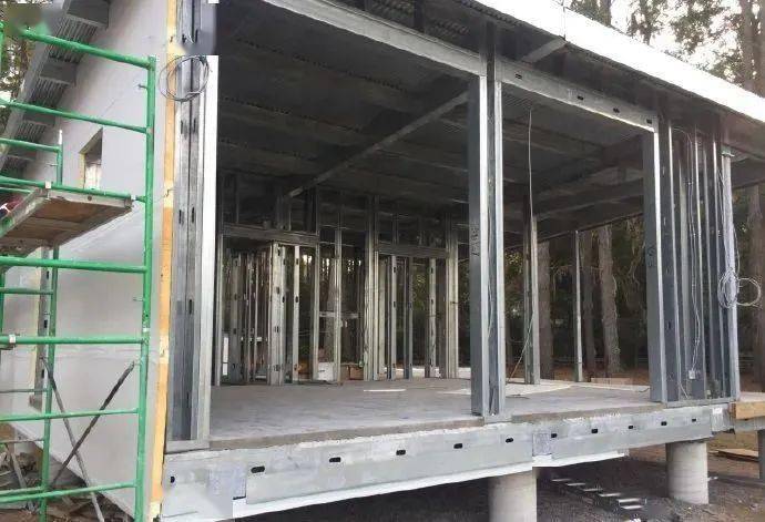 一棟采用鋼結(jié)構(gòu)裝配式建造住宅案例,這房子還能發(fā)電!_裝修